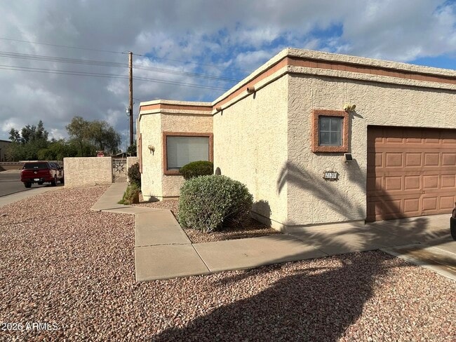 Building Photo - 2120 N Yucca Ct