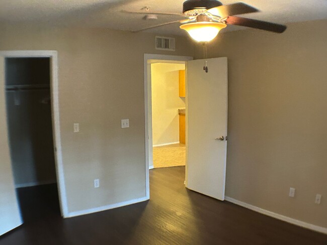 Building Photo - Beautiful 2 bedroom 2 bathroom condo (Avai...