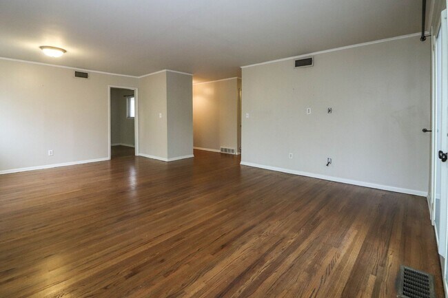 Building Photo - Darling 3 Bedroom With Hardwood Floors!