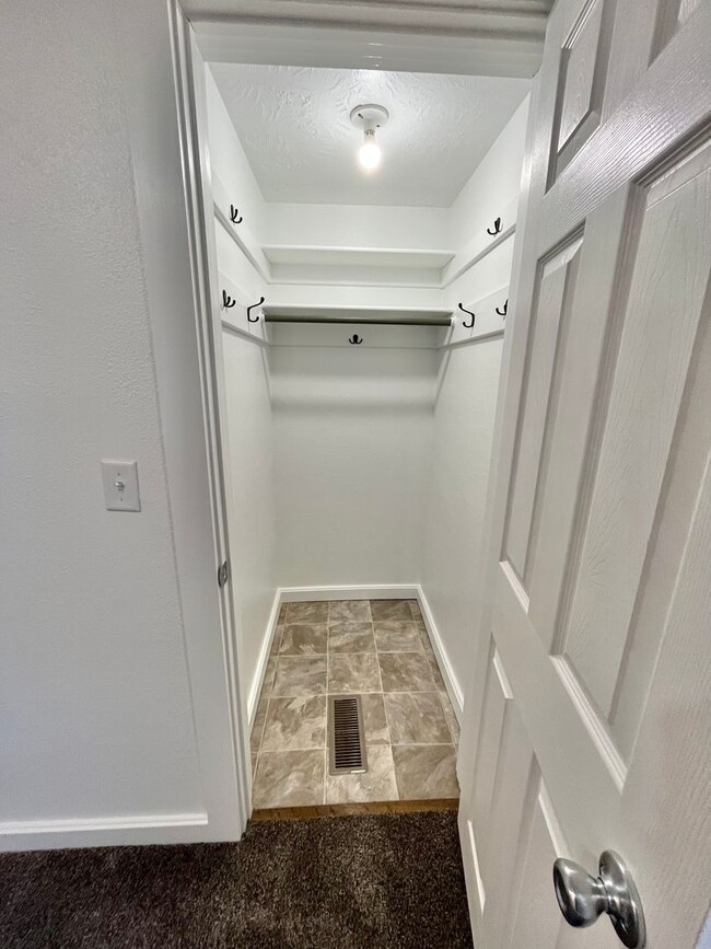 Building Photo - Spacious Fully Remodeled Ground Floor Duplex!
