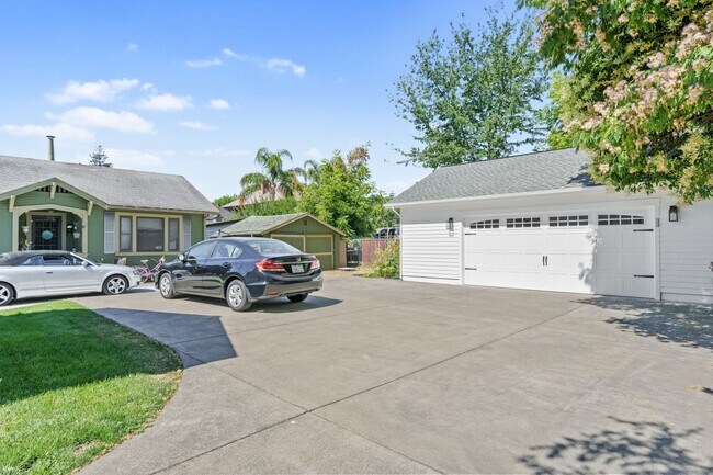 Building Photo - 547 Randolph St