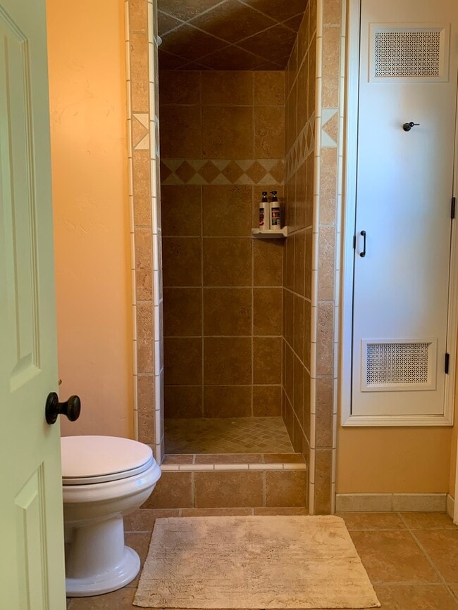 Building Photo - Studio