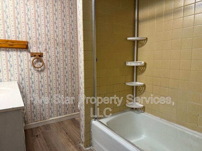 Building Photo - 1104 S 11th St