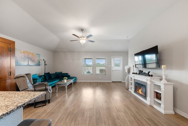 Building Photo - Stylish 3-Bed Home with Island Kitchen, Private Patio & Fenced Yard in Seguin