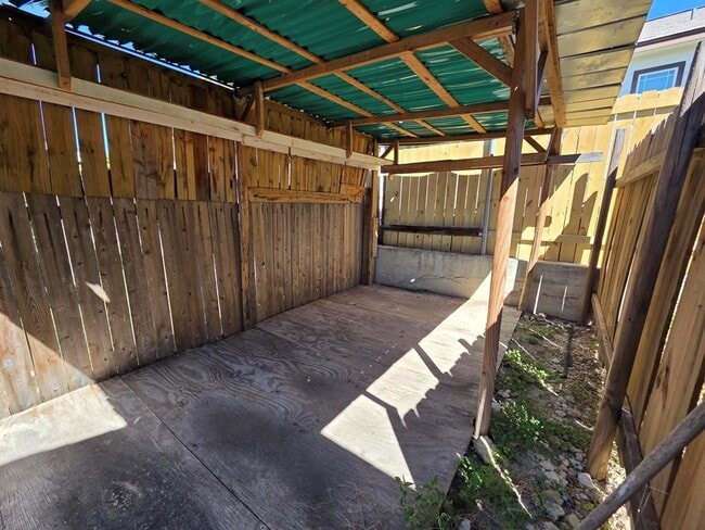 Building Photo - 121 Ivy Ln