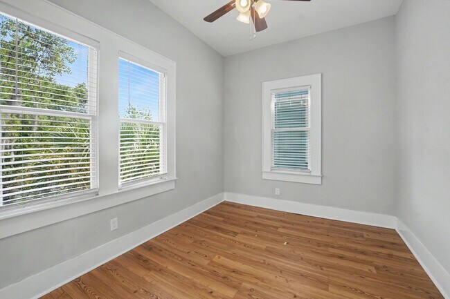 Building Photo - 311 W 39th St