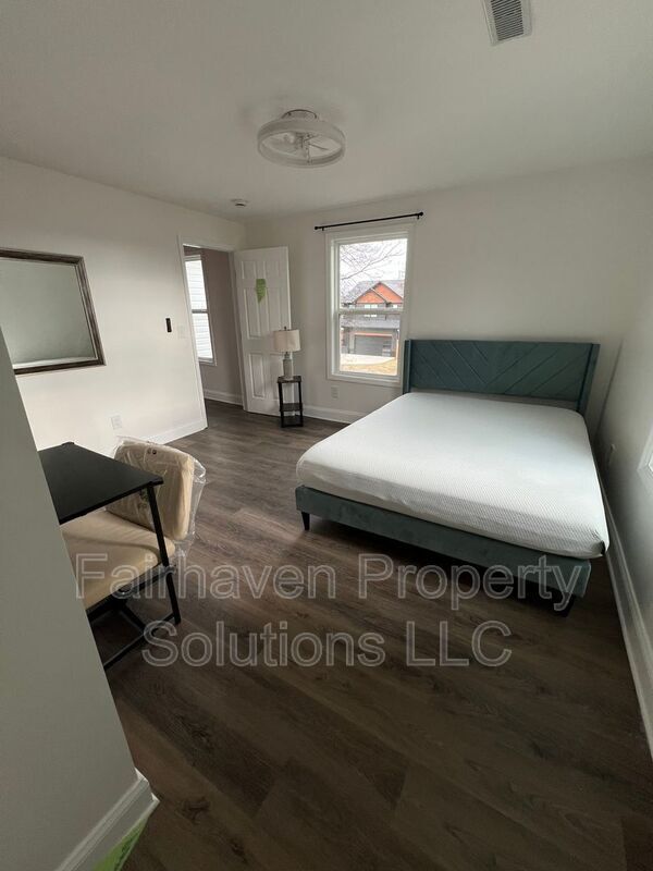 Building Photo - 2827 E 5th Ave