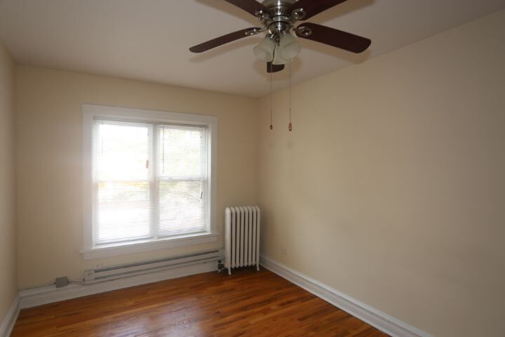 Building Photo - 960 W Cornelia Ave
