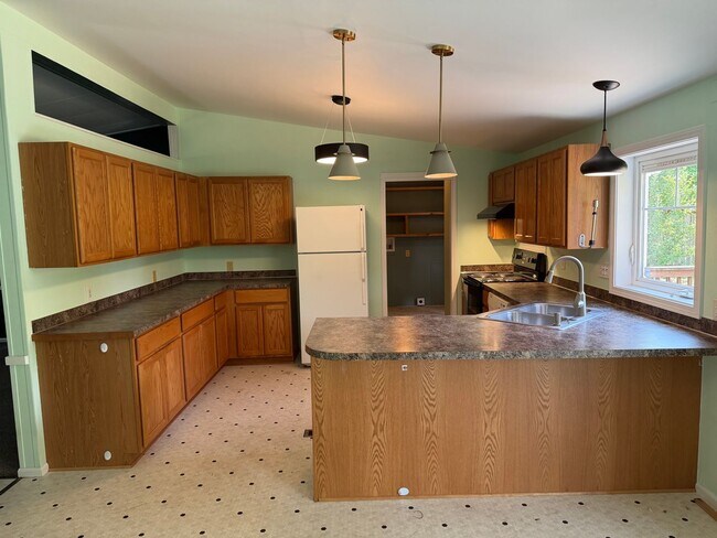 Building Photo - 3-bedroom 2 bath house in Springfield!