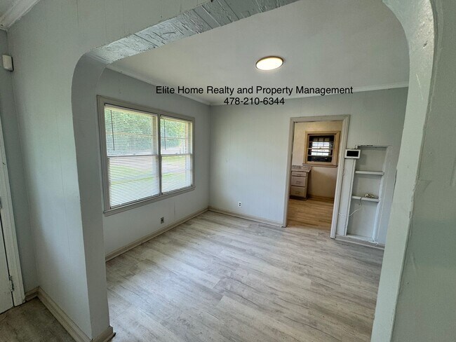 Building Photo - 327 Woolfolk St