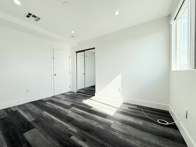 Building Photo - 2855 1/2 Cincinnati Room 4