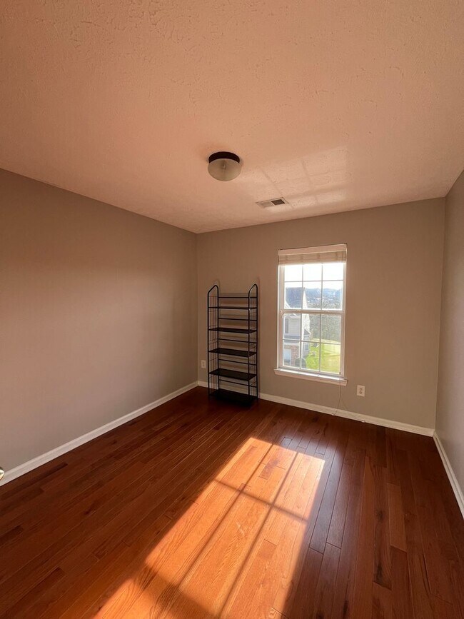 Building Photo - 2 Bedroom/ 2.5 Bath Townhome with 1 Car Garage, Laminate Floors, Minutes to Bellevue and Nashvill...