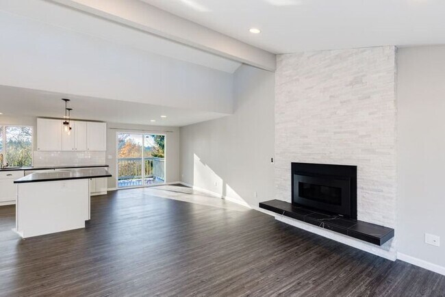 Building Photo - Remodeled 3 Bedroom Kirkland Home