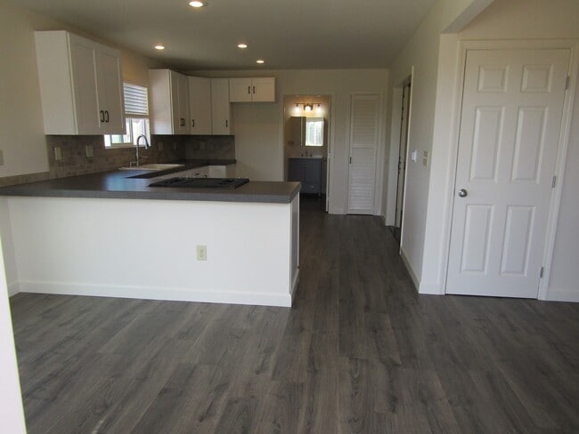 Building Photo - Country Cottage- Water Included!