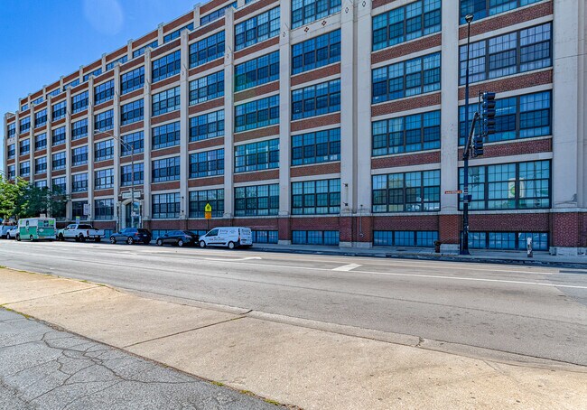 Primary Photo - 3963 W Belmont Ave