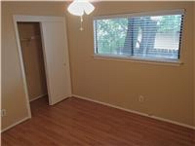 Building Photo - 1033