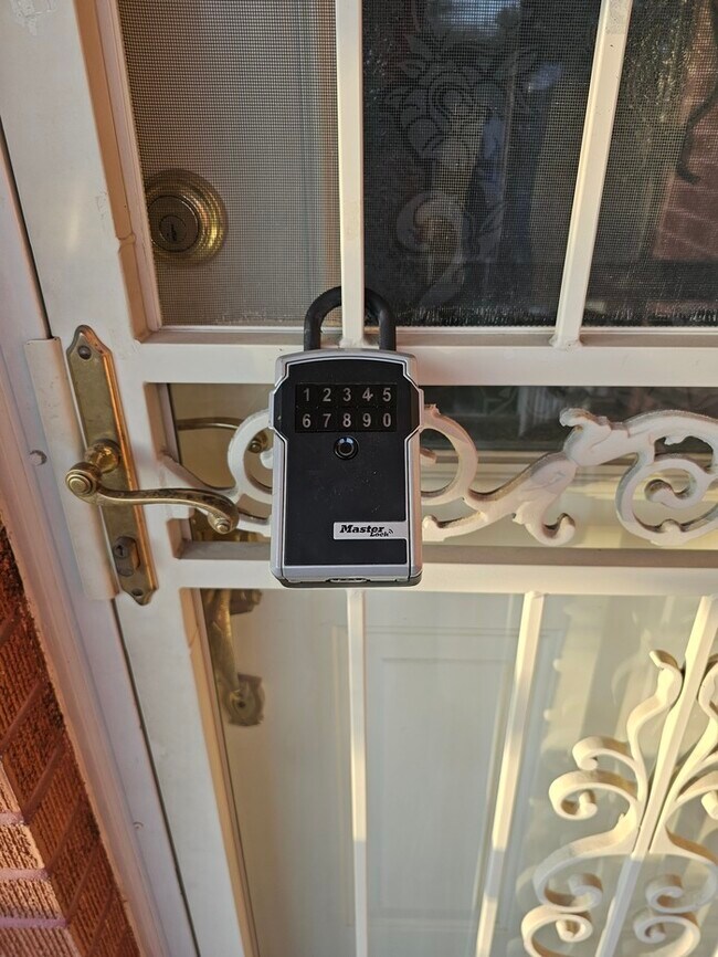 Building Photo - 4 bed 2 bath Home in Murray