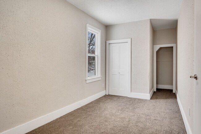 Building Photo - 1407 4th St S