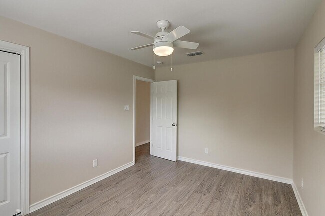 Building Photo - 1106 Bradshaw Dr