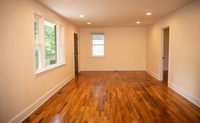 Building Photo - 1420 S Kilbourne Rd