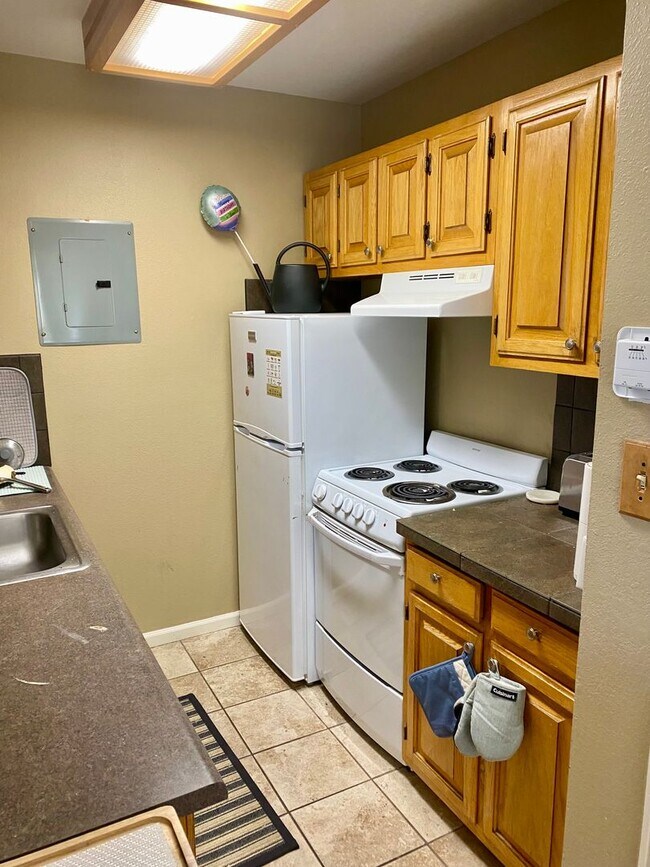 Building Photo - Super sunny & sweet 1 bedroom condo in the heart of Boulder
