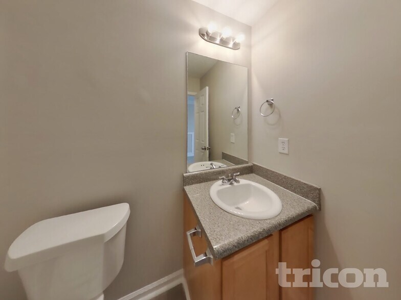 Building Photo - 9493 Creekside Rd