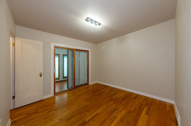 Building Photo - 513 E 9th St