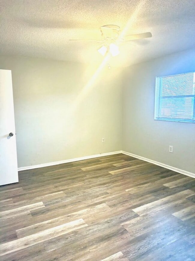 Building Photo - 1/1 WITH BALCONY - CLOSE TO SHOPPING/COLLEGES/BEACHES