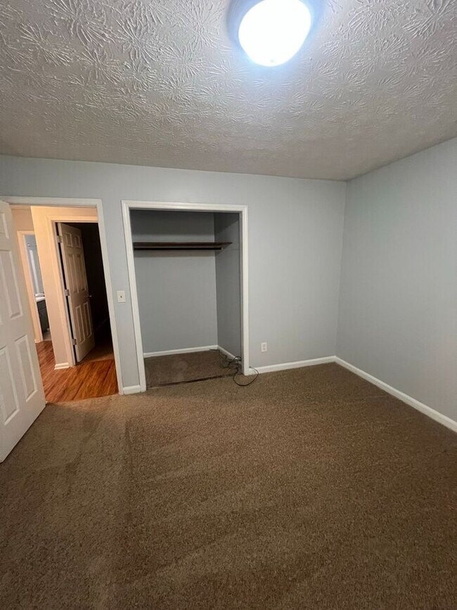 Building Photo - READY NOW!!!! 2 bedroom 1 bath