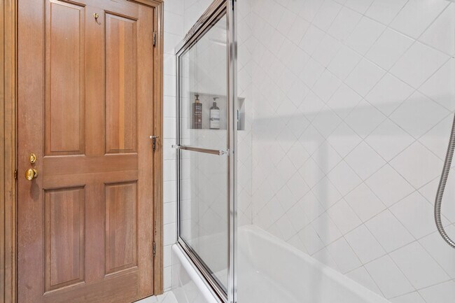 Building Photo - 6408 E Mercer Way