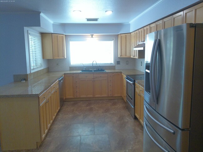 Building Photo - Pool Home 3 bedroom 2 bathroom Long term