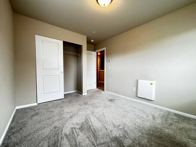 Building Photo - Wonderfully maintained Sunrise Townhome