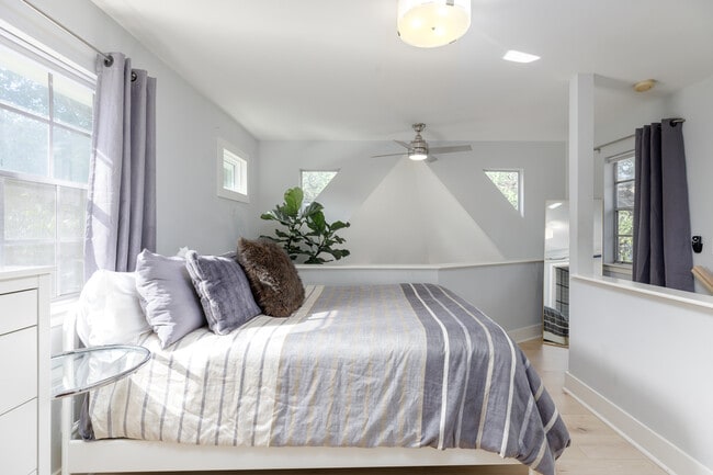 Building Photo - 1702 Drake Ave