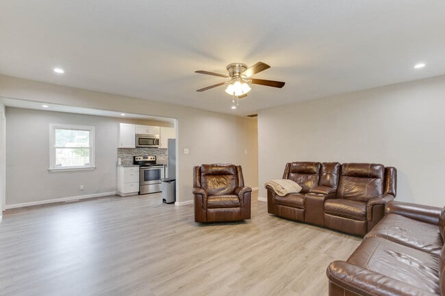 Building Photo - 1011 Robinson Rd