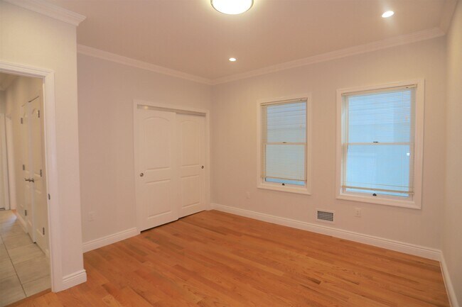 Building Photo - 106 Poplar St