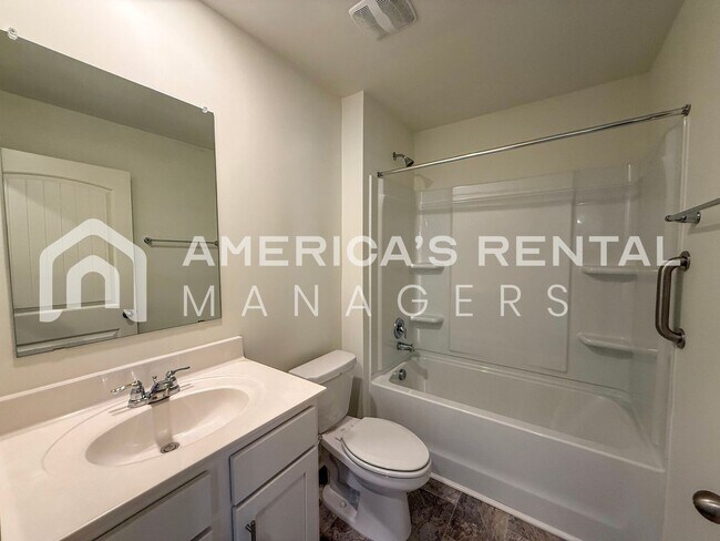 Building Photo - Move-in Special! Beautiful 5 Bed, 2 Bath h...