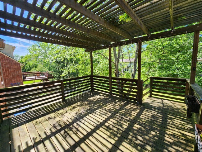 Building Photo - 841 Edgewood Dr