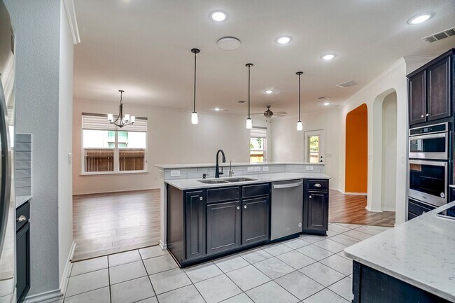 Building Photo - 516 Ayinger Ln