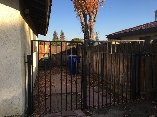 Building Photo - House