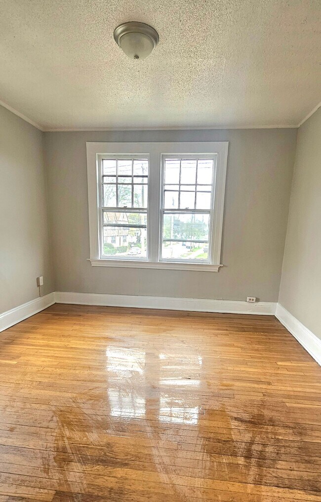 Building Photo - 305 Main St