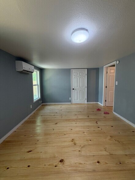 Building Photo - 830 Benavides St