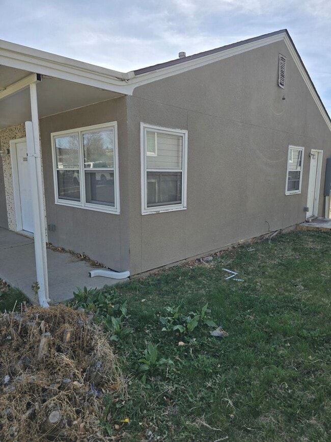 Building Photo - 2 Bedroom 1 Bath Unit in Triplex