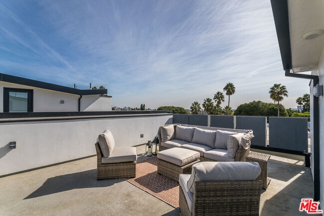 Building Photo - 1318 1/2 N Vista St