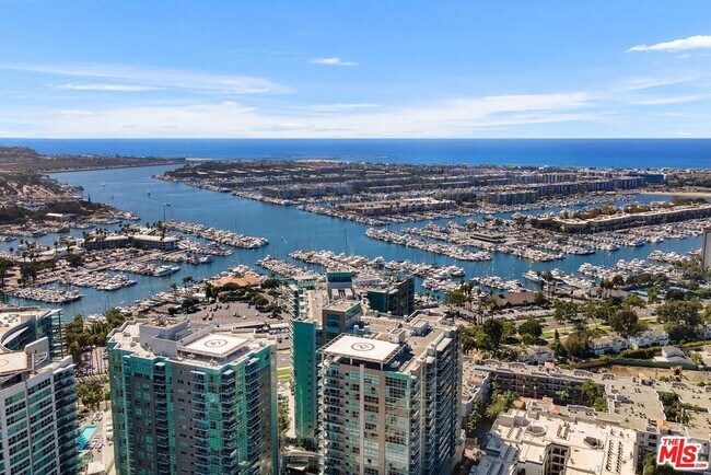 Building Photo - 13700 Marina Pointe Dr