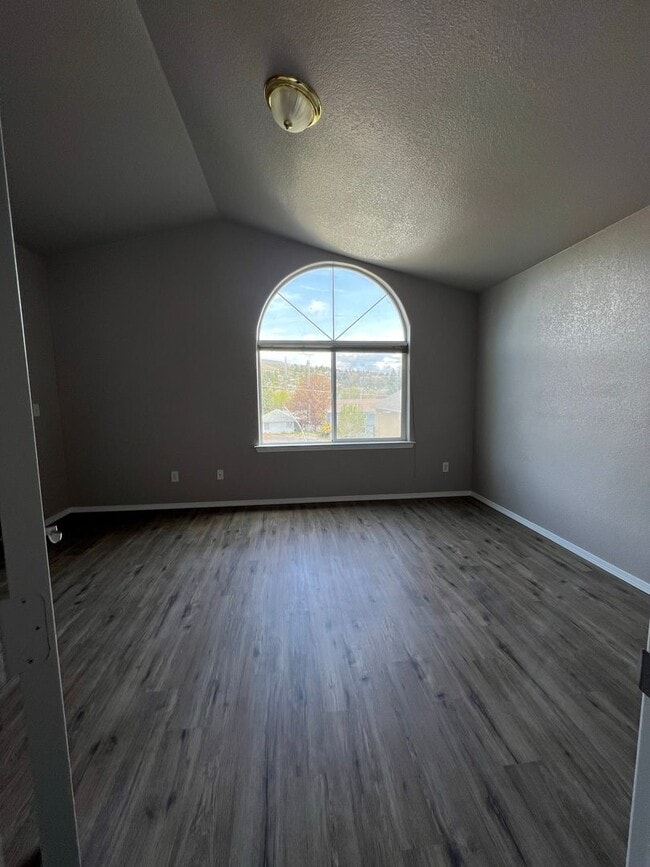 Building Photo - 3 Bedroom, 2.5 Bathroom Townhouse - Near O...