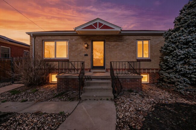 Building Photo - Available NOW! 3 Bedroom 2 Bath Beautiful Home in Sunny Side!