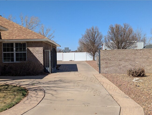 Building Photo - Luxurious Relaxation in Raintree