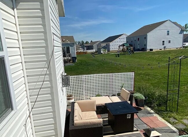 Building Photo - 212 Weeping Willow Run Dr