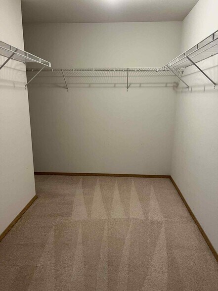Large walk-in closet in master bedroom - 6512 Newaukum Pl NE