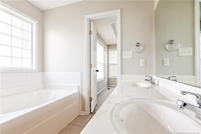 Building Photo - 1414-1412 Seabiscuit Dr